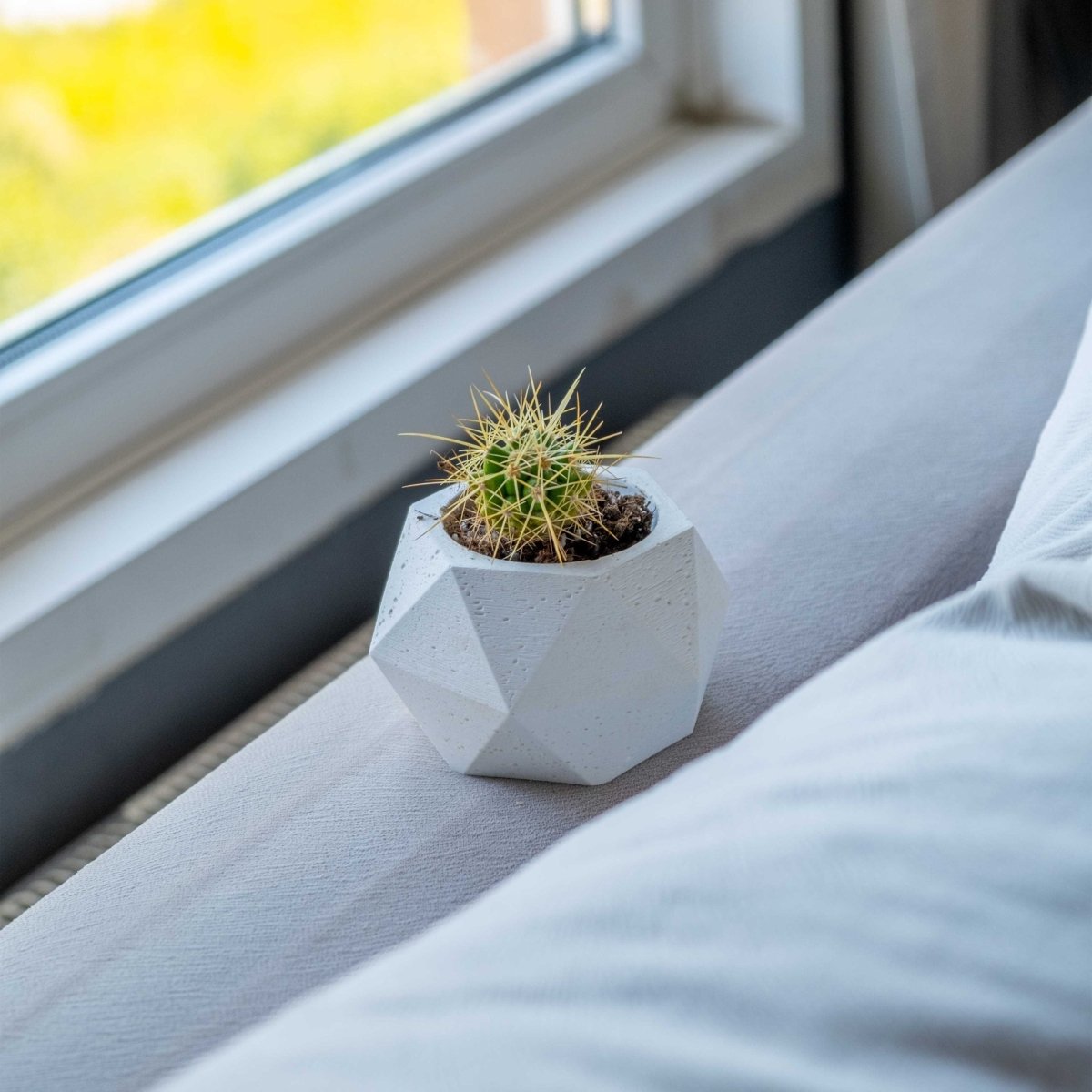 WHITE CONCRETE POLYGONAL POT - Gloria Home - Art Fever